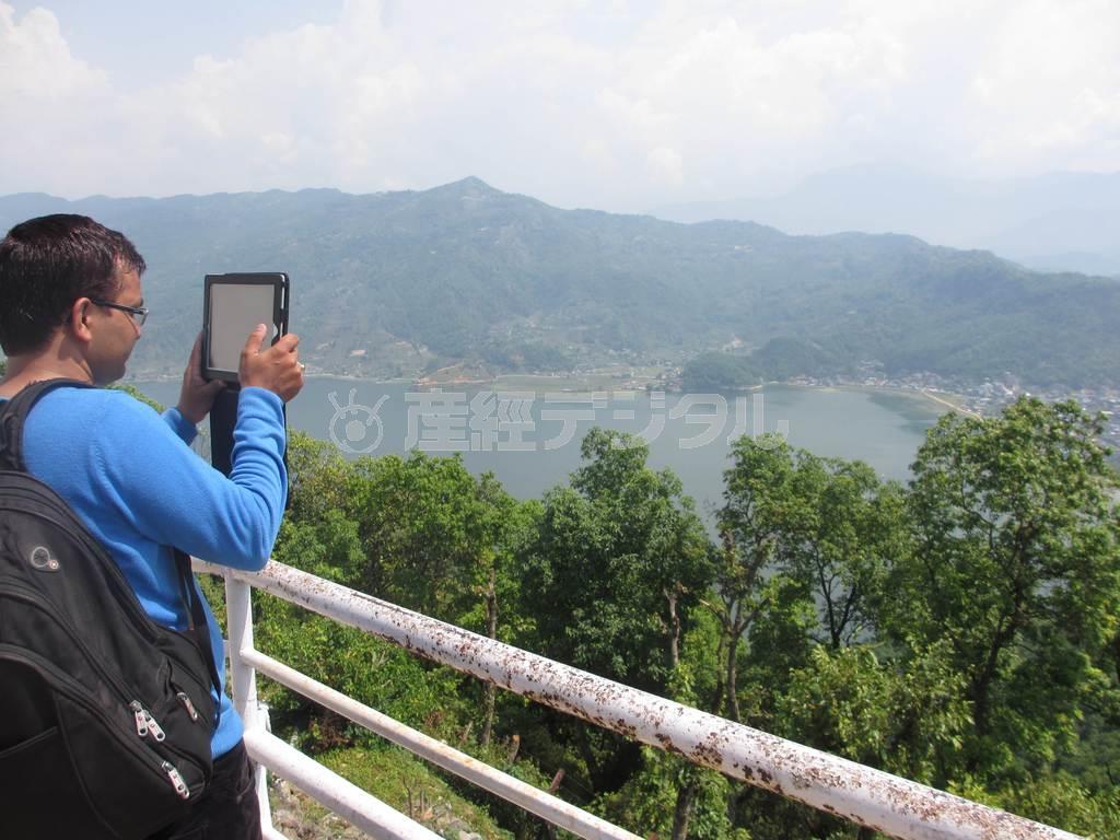 フェア湖を眼下にヒマラヤの望むポカラの丘陵。観光客はまばらだ＝２０１５年５月６日、ネパール（吉村英輝撮影）
