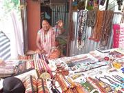 ネパールのポカラの山道で土産物を売る女性。地震の被害はないが、観光客が激減したという＝２０１５年５月６日（吉村英輝撮影）