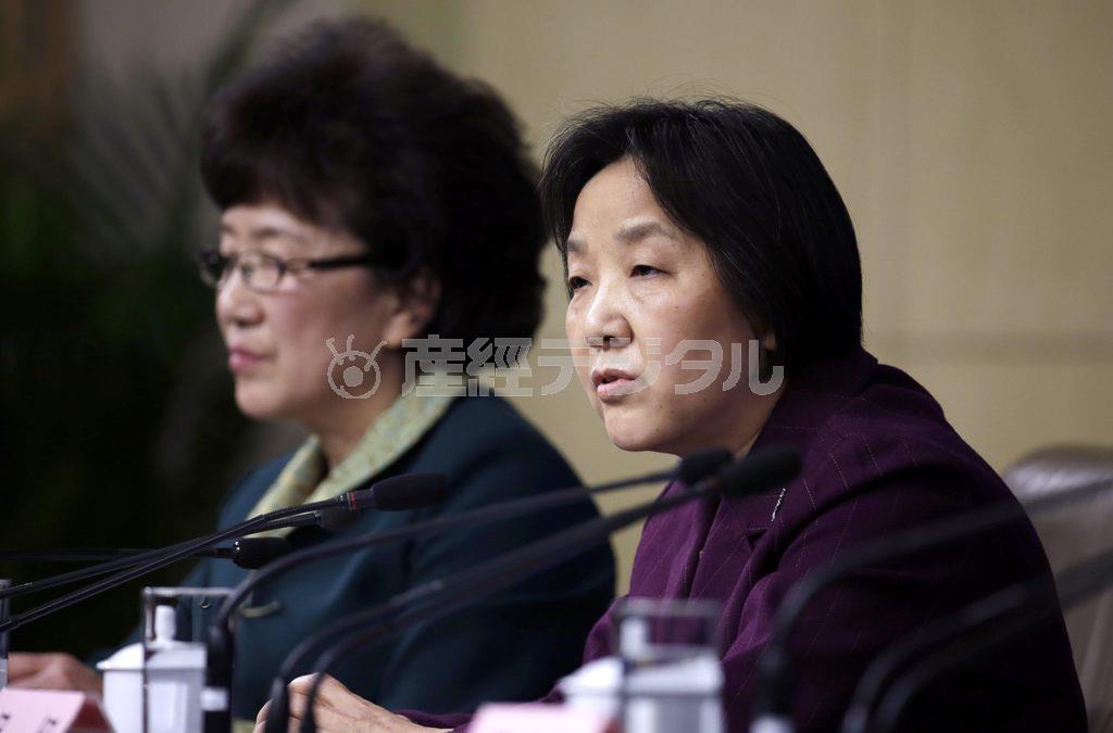 「シルクロード基金」の金●（＝王へんに奇、きん・き）董事長（右）＝２０１５年３月１２日、中国・首都北京市（ロイター）