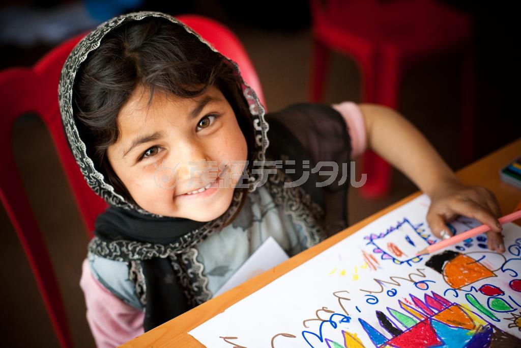 子供たちが元気に育ち豊かな人生を送ることが、アフガニスタンの平和につながる＝２０１２年４月２４日、アフガニスタン・ヘラート州（ワールド・ビジョン・ジャパン撮影）