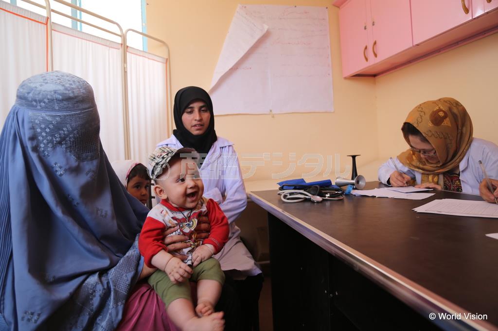 小児検診を受ける子供＝２０１４年７月１日、アフガニスタン・ヘラート州（ワールド・ビジョン・ジャパン撮影）