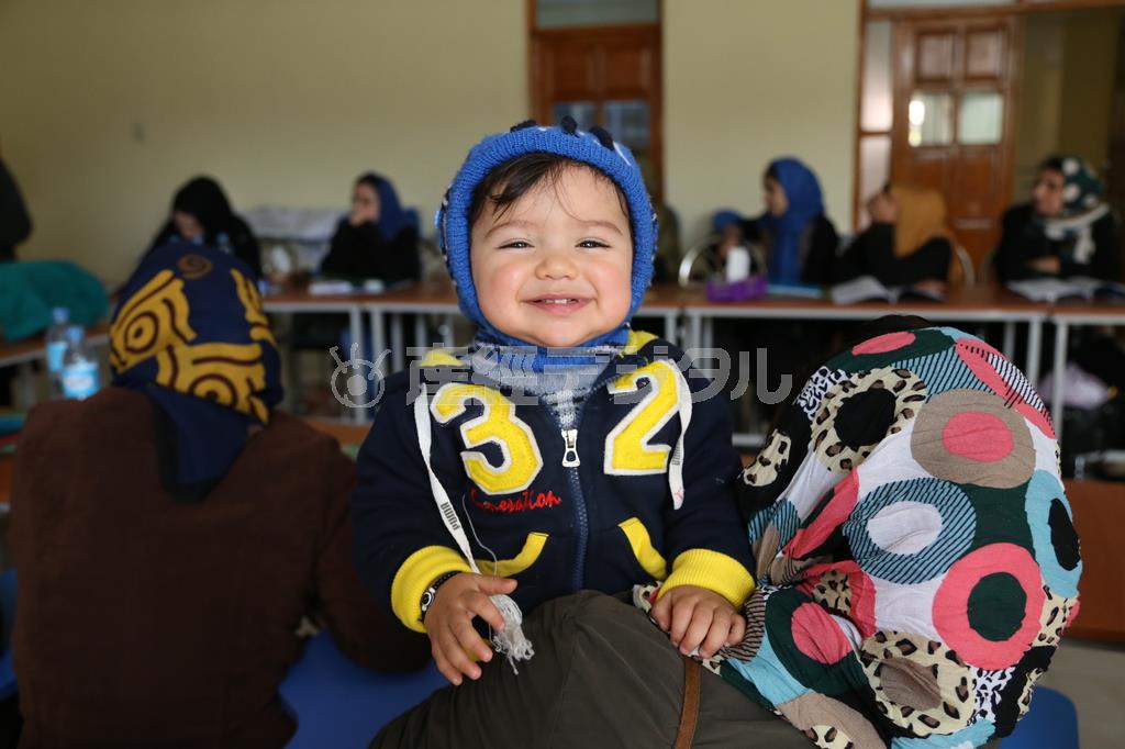 研修を受ける女性にはお母さんも多い。研修に子どもを連れてくることも＝２０１４年１１月１６日、アフガニスタン・ヘラート州（ワールド・ビジョン・ジャパン撮影）