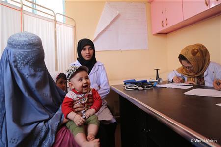 小児検診を受ける子供＝２０１４年７月１日、アフガニスタン・ヘラート州（ワールド・ビジョン・ジャパン撮影）