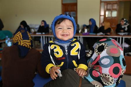 研修を受ける女性にはお母さんも多い。研修に子どもを連れてくることも＝２０１４年１１月１６日、アフガニスタン・ヘラート州（ワールド・ビジョン・ジャパン撮影）