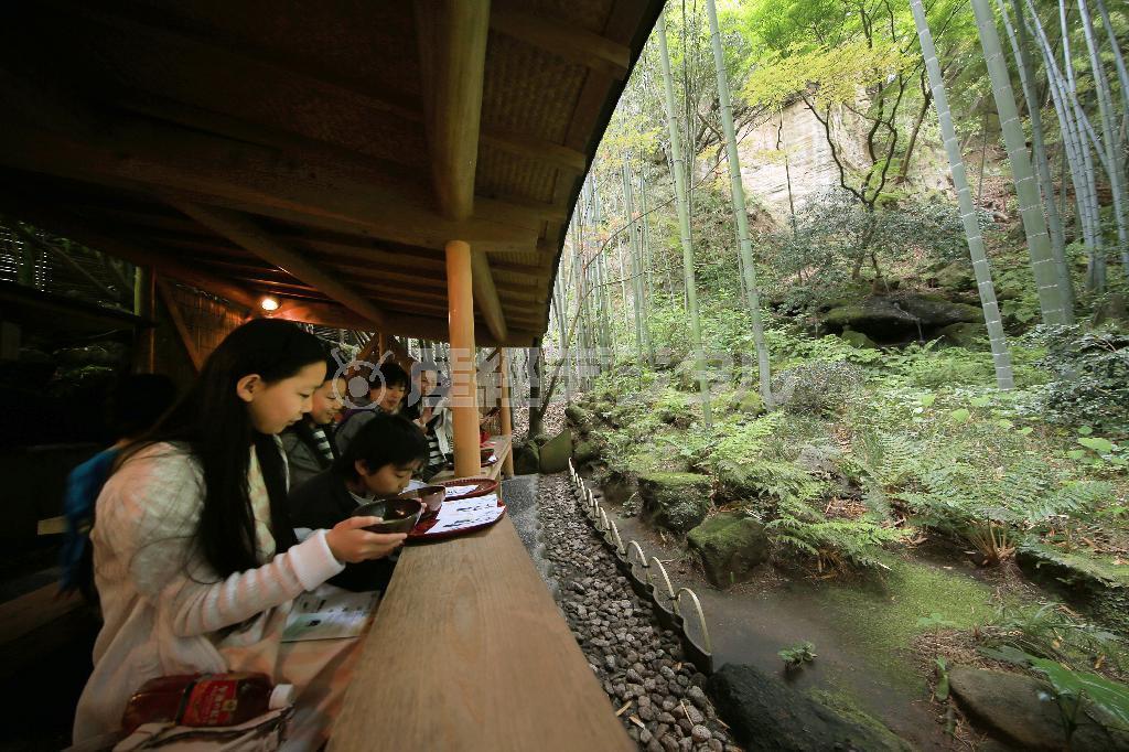 どんな場所で抹茶が飲めるのかが分かるカットを広角レンズで撮影しました。竹林を眺めながら、静かな時間を過ごす人々を撮りました。頭を悩ませて撮影することが多いですが、一番大切なのは「感じること」です。感じたことを形にして表現できると、とても気持ちが良く、ストレス解消になって癒やされ、まさにフォトセラピーとなるでしょう＝２０１５年４月２９日、神奈川県鎌倉市（須藤夕子さん撮影）