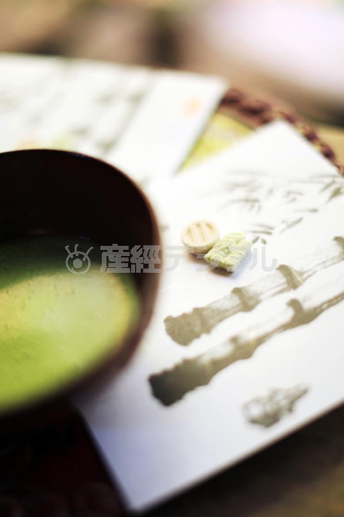 懐紙の上に置かれた竹をモチーフにした２つのお菓子はとても小さく、抹茶と一緒に撮ると存在感がなくなってしまいます。このように被写界深度を浅くして背景と手前をボカすことで主役らしくなります＝２０１５年４月２９日、神奈川県鎌倉市（須藤夕子さん撮影）