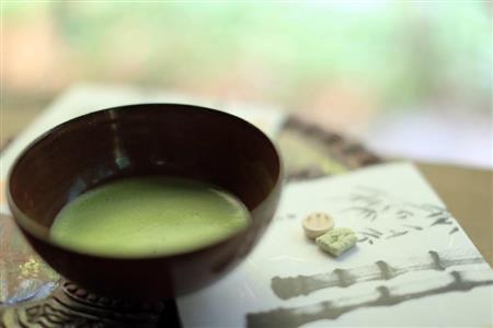 懐紙の上に置かれた竹をモチーフにした２つのお菓子はとても小さく、抹茶と一緒に撮ると存在感がなくなってしまいます。このように被写界深度を浅くして背景と手前をボカすことで主役らしくなります＝２０１５年４月２９日、神奈川県鎌倉市（須藤夕子さん撮影）