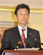 ７日、米ロサンゼルスの総領事公邸で記者会見する西村康稔内閣府副大臣（共同）