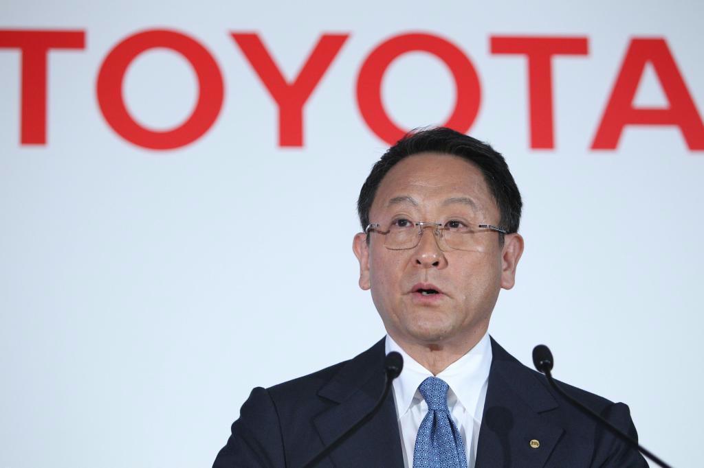 ２０１５年３月期決算の説明を行うトヨタ自動車の豊田章男社長＝８日、東京都文京区