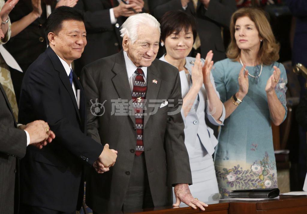 安倍晋三（しんぞう）首相の米議会演説で紹介され、握手を交わす新藤（しんどう）義孝前総務相（左端）とローレンス・スノーデン氏＝２０１５年４月２９日、米国・首都ワシントン（ロイター）