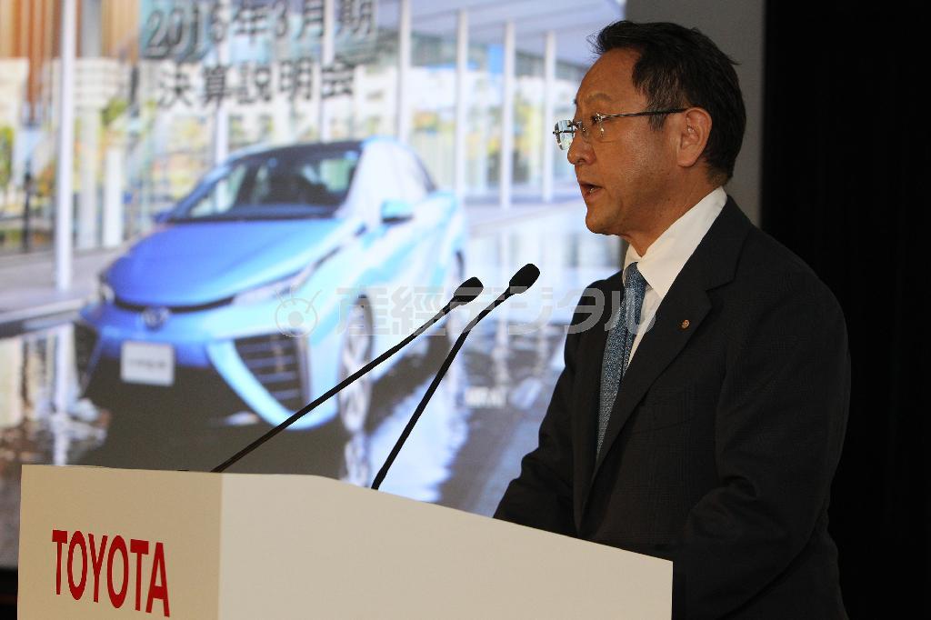２０１５年３月期連結決算を発表するトヨタ自動車の豊田章男社長＝２０１５年５月８日午後、東京都文京区の東京本社（荻窪佳撮影）