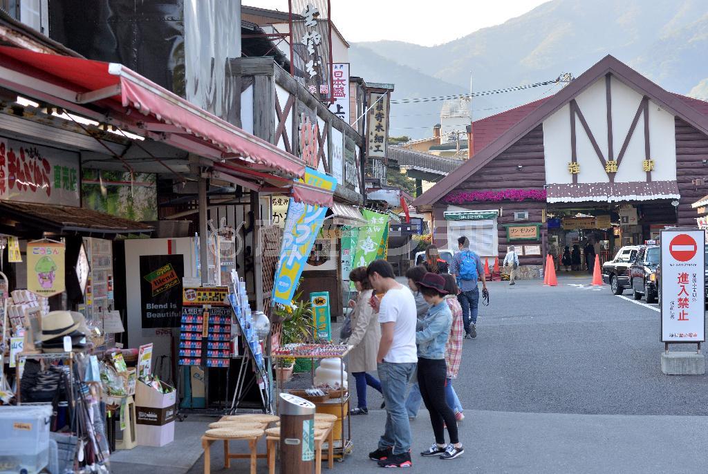 強羅駅前の土産物店で買い物する観光客ら＝２０１５年５月８日午後、神奈川県足柄下郡箱根町（宮崎瑞穂撮影）