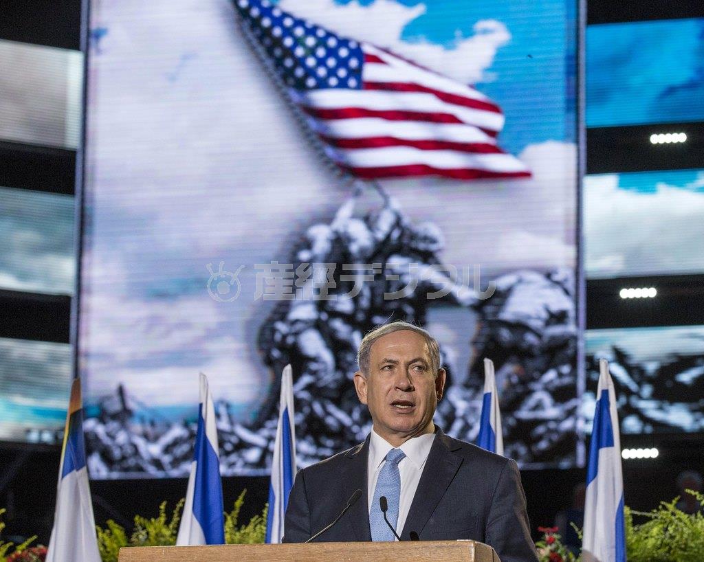 首都エルサレム近郊で５月７日開かれた第二次世界大戦対独戦勝７０周年記念の式典でスピーチをするイスラエルのベンヤミン・ネタニヤフ首相＝２０１５年、イスラエル（ロイター）