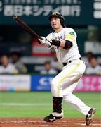 四回裏、本塁打を放つ松田宣浩＝２０１５年５月８日、福岡県福岡市中央区・ヤフオクドーム（中川春佳撮影）