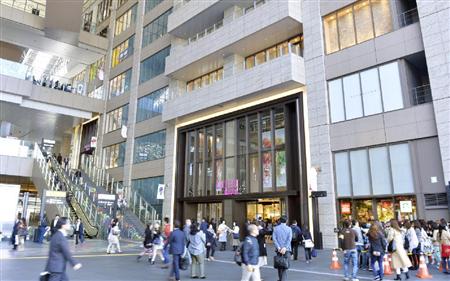 開業初日でにぎわう「ルクア１１００（イーレ）」＝４月２日、大阪市北区