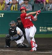 九回、満塁本塁打を放つ広島・鈴木誠也（右）＝２０１５年５月９日、兵庫県西宮市・甲子園球場（白鳥恵撮影）