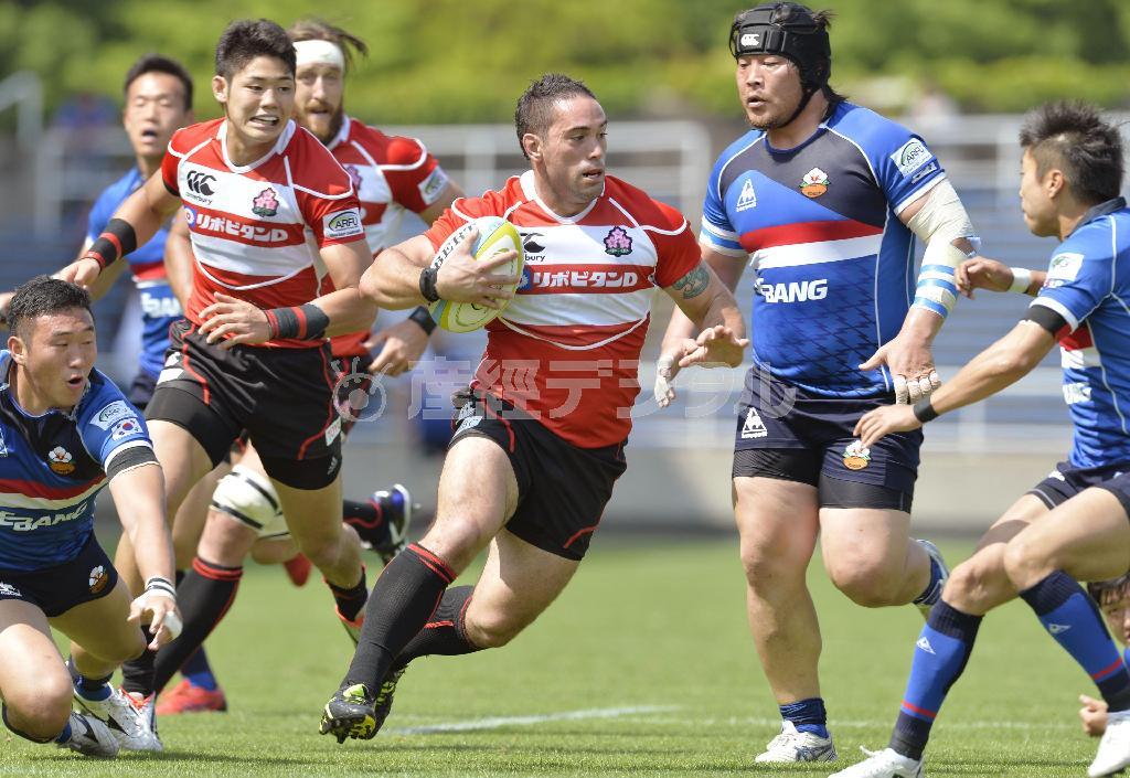 前半、突進するカーン・ヘスケス（中央）＝２０１５年５月９日、福岡県福岡市博多区・レベルファイブスタジアム（共同）