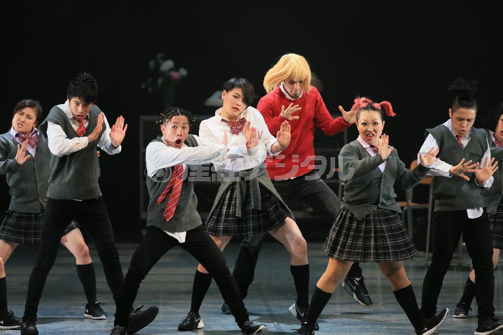 キッズダンサーＨＩＫＡＲＵが転校先の高校でクラスメートと意気投合しダンスを踊るシーン。左から４人目が主演のＫｏｈａｒｕ＿Ｓｕｇａｗａｒａ＝２０１５年５月８日、東京都千代田区丸の内・東京国際フォーラム（田中幸美撮影）