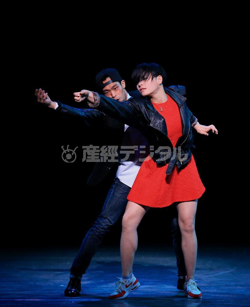 ＨＩＫＡＲＵとボーイフレンドがダンスするシーン＝２０１５年５月８日、東京都千代田区丸の内・東京国際フォーラム（田中幸美撮影）