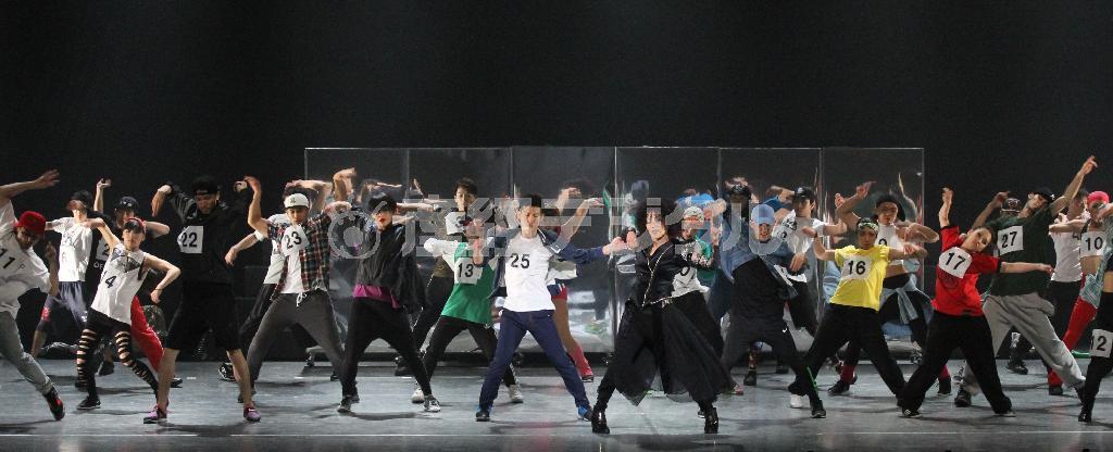 ダンス公演「アスタリスク」で、オーディションシーンの群舞を熱演する出演者たち。中央の黒いドレスはＹＯＳＨＩＥさん＝２０１５年５月８日、東京都千代田区丸の内・東京国際フォーラム（田中幸美撮影）