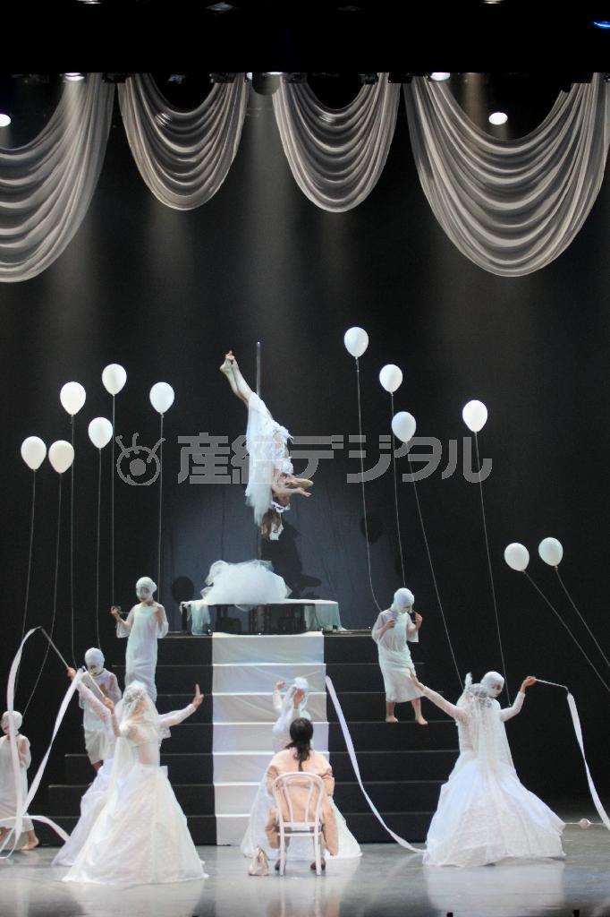 ステージママが妄想の世界に浸るシーンは、牧宗孝さんが繰り広げる奇天烈ワールドそのものだ＝２０１５年５月８日、東京都千代田区丸の内・東京国際フォーラム（田中幸美撮影）