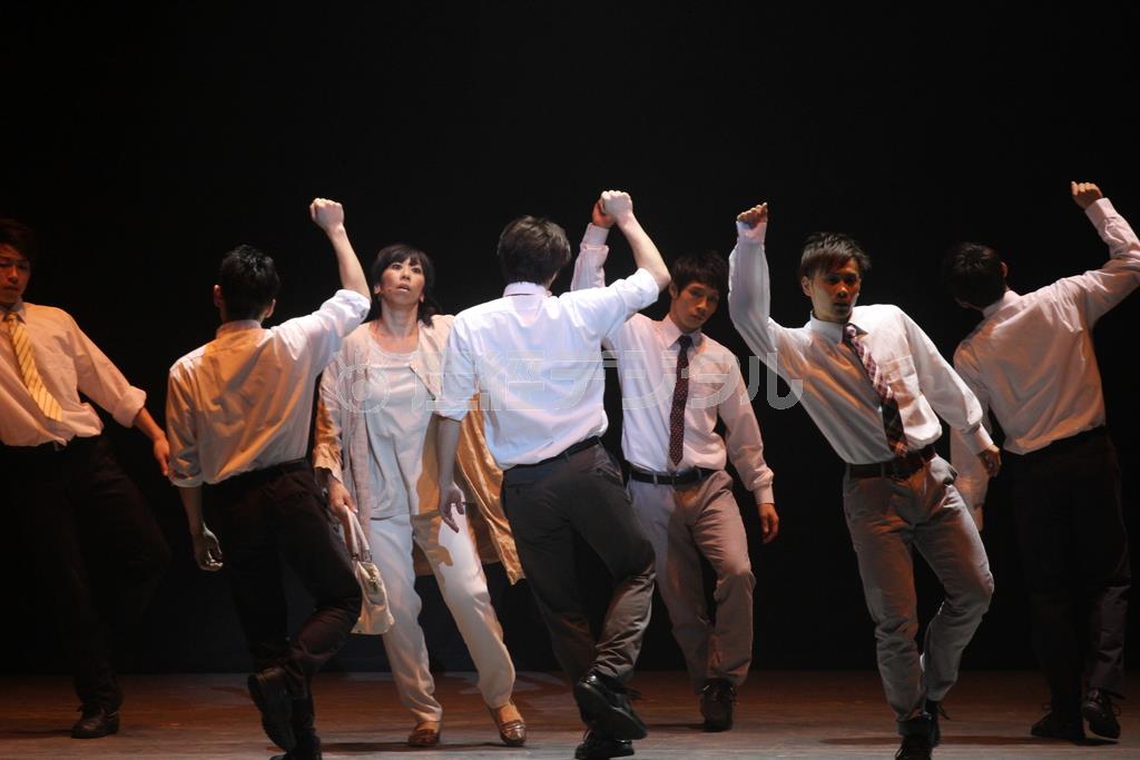 ステージママ（原田薫さん）が錯乱状態となってさまようシーンでは、サラリーマン役のＢＬＵＥ＿ＴＯＫＹＯと絡み合う＝２０１５年５月８日、東京都千代田区丸の内・東京国際フォーラム（田中幸美撮影）