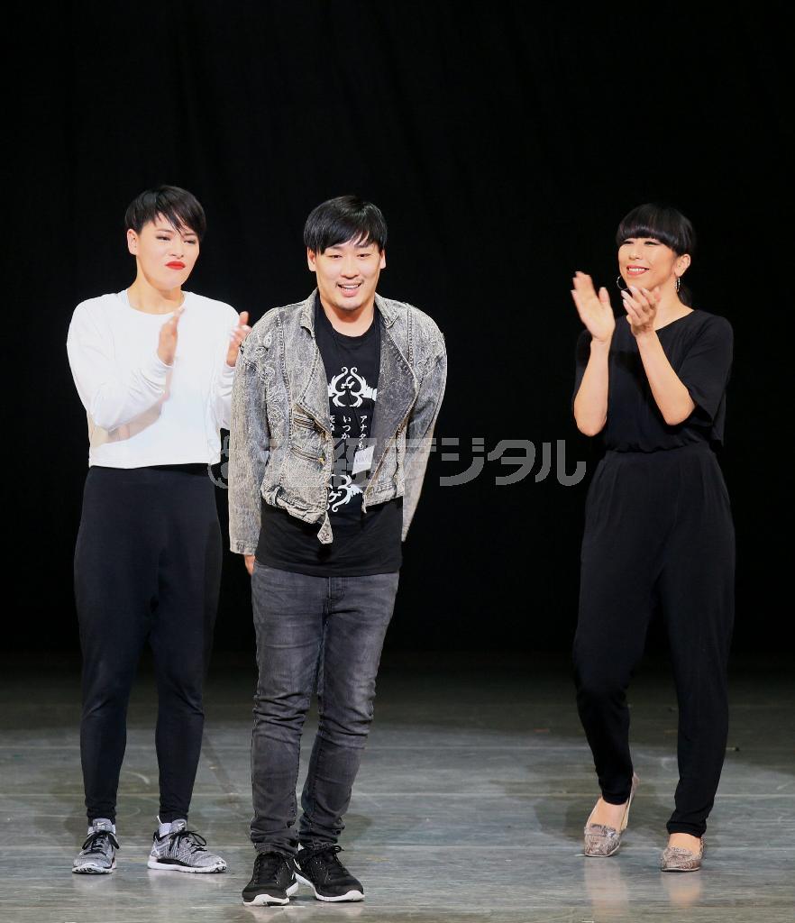 初演を終えて、舞台上であいさつする総合演出・脚本の牧宗孝さん（中央）と、キッズダンサー役のＫｏｈａｒｕ＿Ｓｕｇａｗａｒａさん（左）、ステージママ役の原田薫さん＝２０１５年５月８日、東京都千代田区丸の内・東京国際フォーラム（田中幸美撮影）