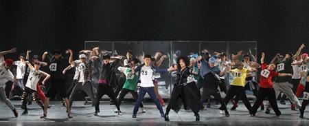 ダンス公演「アスタリスク」で、オーディションシーンの群舞を熱演する出演者たち。中央の黒いドレスはＹＯＳＨＩＥさん＝２０１５年５月８日、東京都千代田区丸の内・東京国際フォーラム（田中幸美撮影）