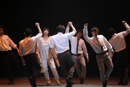 ステージママ（原田薫さん）が錯乱状態となってさまようシーンでは、サラリーマン役のＢＬＵＥ＿ＴＯＫＹＯと絡み合う＝２０１５年５月８日、東京都千代田区丸の内・東京国際フォーラム（田中幸美撮影）