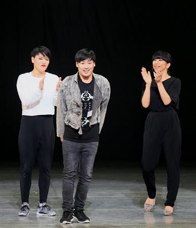 初演を終えて、舞台上であいさつする総合演出・脚本の牧宗孝さん（中央）と、キッズダンサー役のＫｏｈａｒｕ＿Ｓｕｇａｗａｒａさん（左）、ステージママ役の原田薫さん＝２０１５年５月８日、東京都千代田区丸の内・東京国際フォーラム（田中幸美撮影）