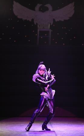 昨年の「アスタリスク」で主演を務めた仲宗根梨乃（りの）さんも特別出演し、個性的なダンスで魅了した＝２０１５年５月８日、東京都千代田区丸の内・東京国際フォーラム（田中幸美撮影）