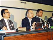 会見するソフトバンクの孫正義社長（中央）とニケシュ・アローラ・バイスチェアマン（右）、宮内謙副社長＝１１日午後、東京証券取引所（山沢義徳撮影）