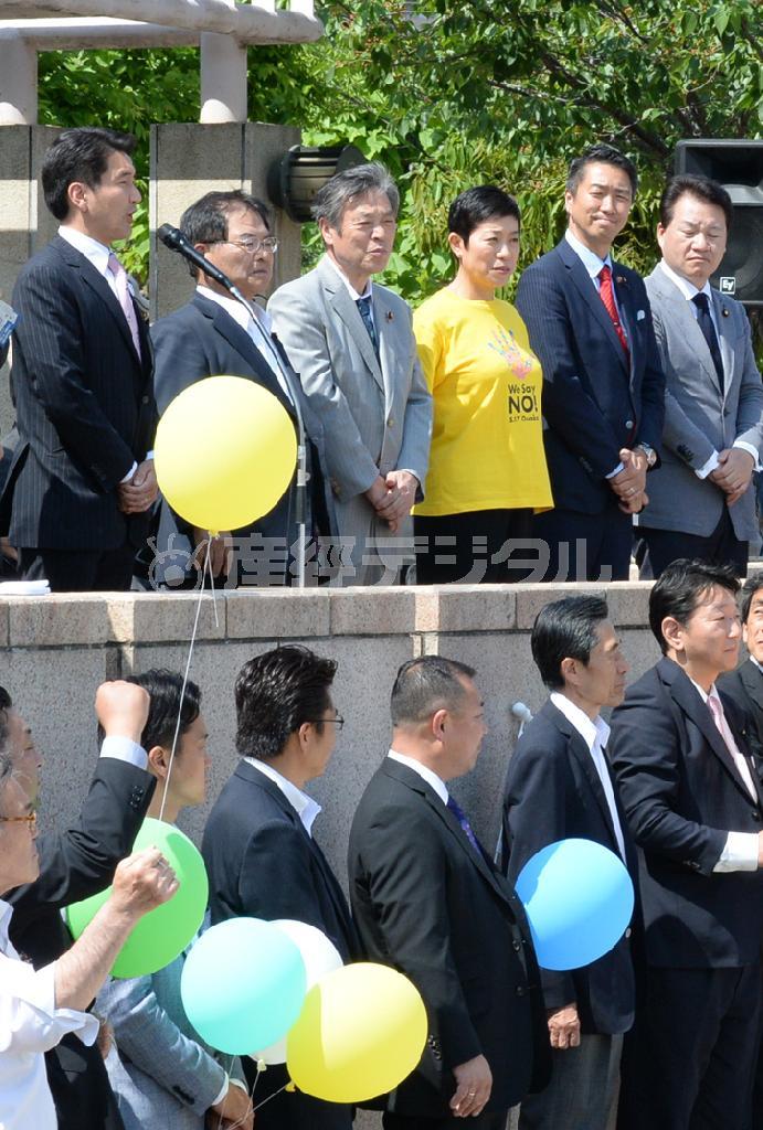 肩を並べて大阪都構想反対を訴える自民党の自民党の竹本直一衆院議員（上段左から２人目）、共産党の穀田（こくた）恵二衆院議員（３人目）、民主党の辻本清美衆院議員（４人目）ら＝２０１５年５月１０日午後、大阪市北区（安元雄太撮影）