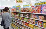 日本の食品や薬品を販売する台北市の小売店＝２０１５年４月１７日、台湾（共同）