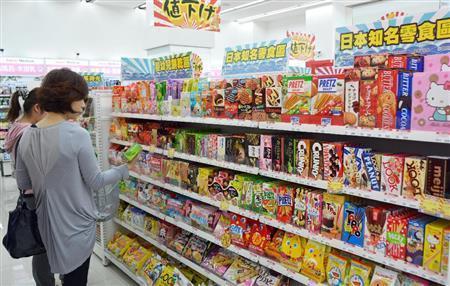 日本の食品や薬品を販売する台北市の小売店＝２０１５年４月１７日、台湾（共同）