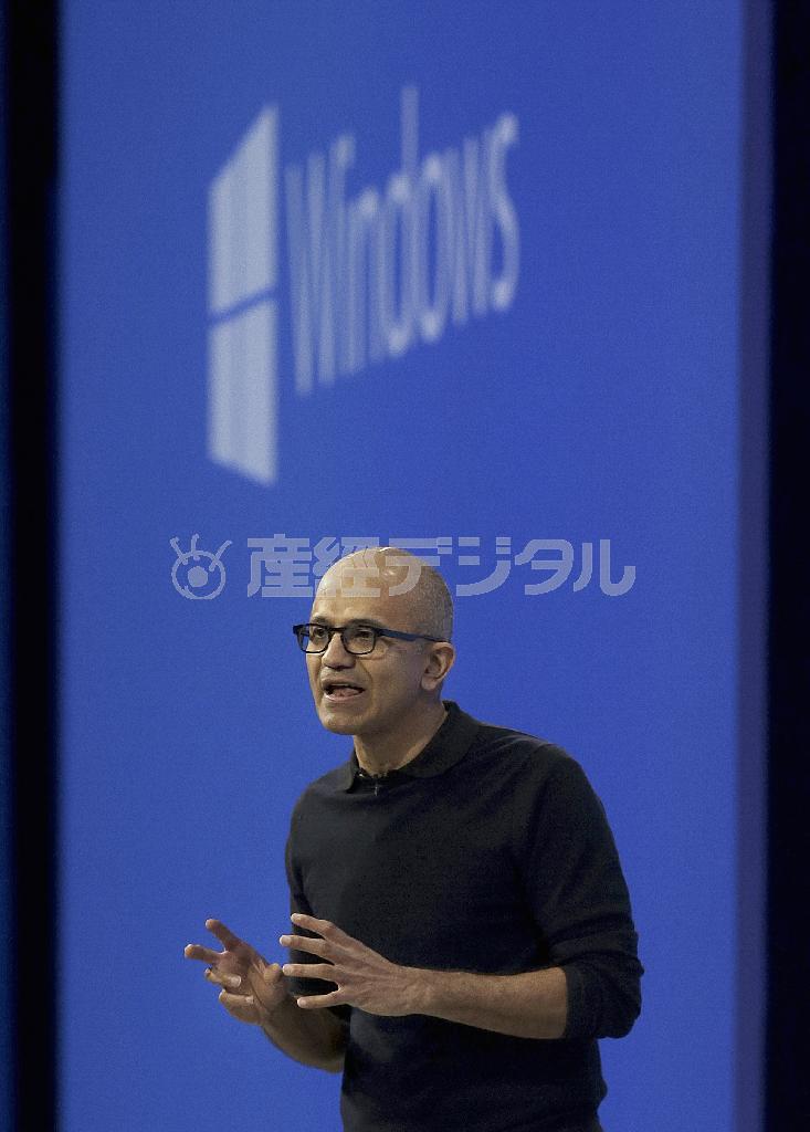 「ウィンドウズ＿１０」について話すマイクロソフトのナトヤ・ナデラ最高経営責任者＝２０１５年４月２９日、米カリフォルニア州サンフランシスコ（ＡＦＰ）
