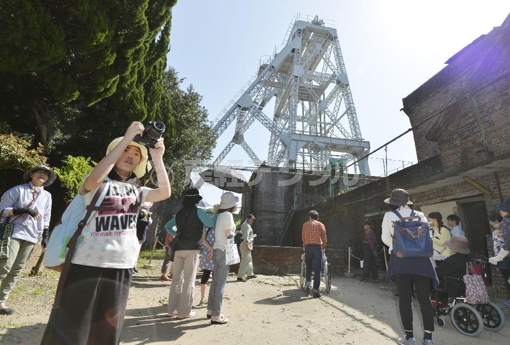 世界遺産に登録勧告された「明治日本の産業革命遺産」の構成施設、三池炭鉱の万田坑を見学に訪れた人たち＝２０１５年５月５日、熊本県荒尾市（共同）