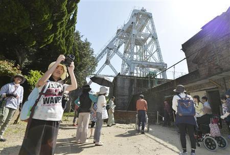 世界遺産に登録勧告された「明治日本の産業革命遺産」の構成施設、三池炭鉱の万田坑を見学に訪れた人たち＝２０１５年５月５日、熊本県荒尾市（共同）