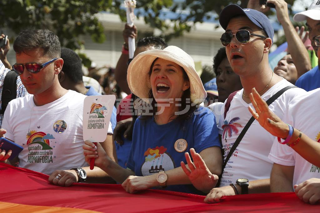 １１月９日、首都ハバナで行われた、同性愛者たちの権利拡大と同性婚の合法化を求めるデモに参加したマリエラ・カストロ氏（中央）。自ら率いたデモで「あらゆる種類の差別と闘う」と誓った＝２０１５年、キューバ（ＡＰ）