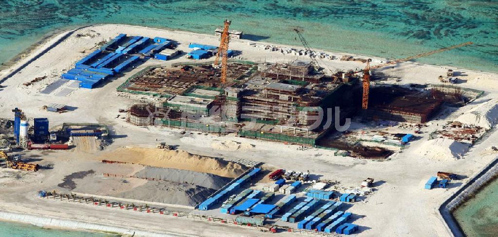 中国による埋め立て作業が進む南シナ海の７岩礁のうち、ガベン礁（中国名・南薫礁）ではすでに５階建て以上とみられるビルも建設中だ＝２０１５年１月２９日（フィリピン政府当局者提供・共同）