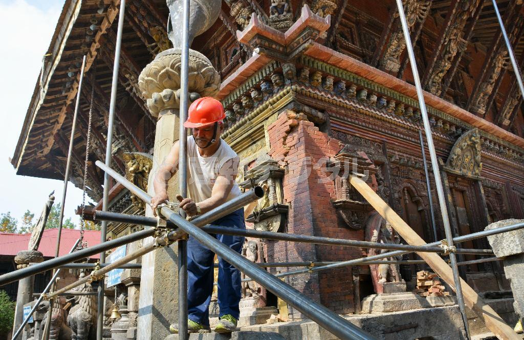 世界遺産の寺院、チャングナラヤンで、傾いた建物を支える処置をする作業員＝２０１５年１１月９日、ネパール・首都カトマンズ近郊（共同）