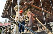 世界遺産の寺院、チャングナラヤンで、傾いた建物を支える処置をする作業員＝２０１５年１１月９日、ネパール・首都カトマンズ近郊（共同）