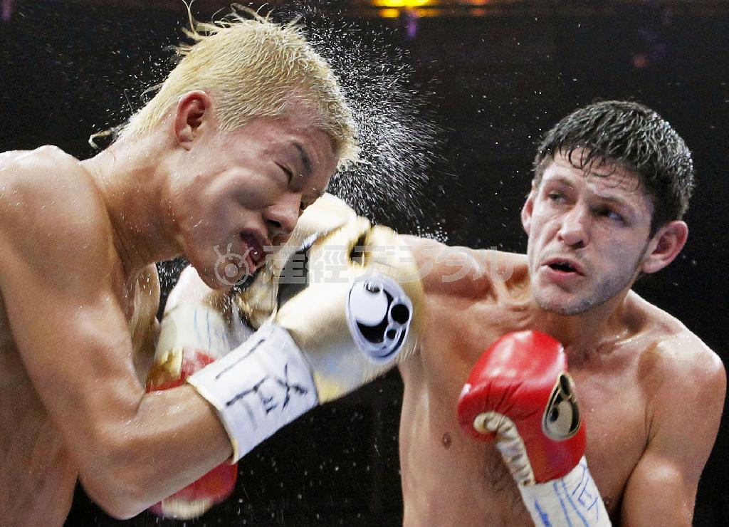 ジェイミー・マクドネルのパンチを浴びる亀田和毅（左）＝２０１５年５月９日、米テキサス州ヒダルゴ（ＡＰ）
