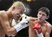 ジェイミー・マクドネルのパンチを浴びる亀田和毅（左）＝２０１５年５月９日、米テキサス州ヒダルゴ（ＡＰ）