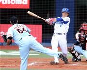 八回、ＤｅＮＡの倉本寿彦（としひこ）が勝ち越しの適時打を放った。手前は巨人の高木勇人（はやと）投手＝２０１５年５月１０日、新潟県新潟市江南区・ハードオフエコスタジアム新潟（大橋純人撮影）