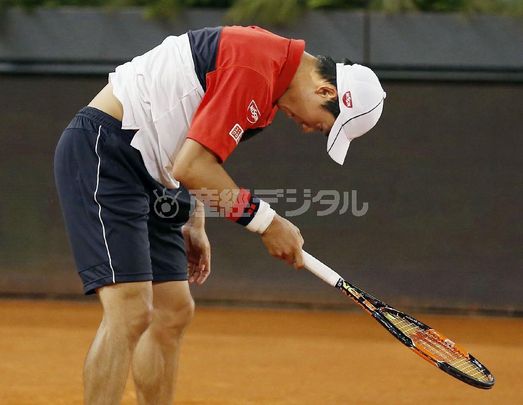 男子シングルス準決勝で最後のショットを打ち損じ、うなだれる錦織圭（にしこり・けい）＝２０１５年５月９日、スペイン・首都マドリード（共同）