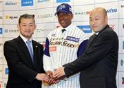 ルートインＢＣリーグ、石川ミリオンスターズの選手兼監督就任会見に臨むフリオ・フランコ氏（中央）＝２０１５年３月１３日、東京都品川区（共同）