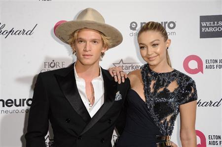 米モデル、ジジ・ハディッドさん（右）と恋人の豪歌手、コーディー・シンプソンさん＝２０１５年２月２２日、米カリフォルニア州ウエストハリウッド（ＡＰ）