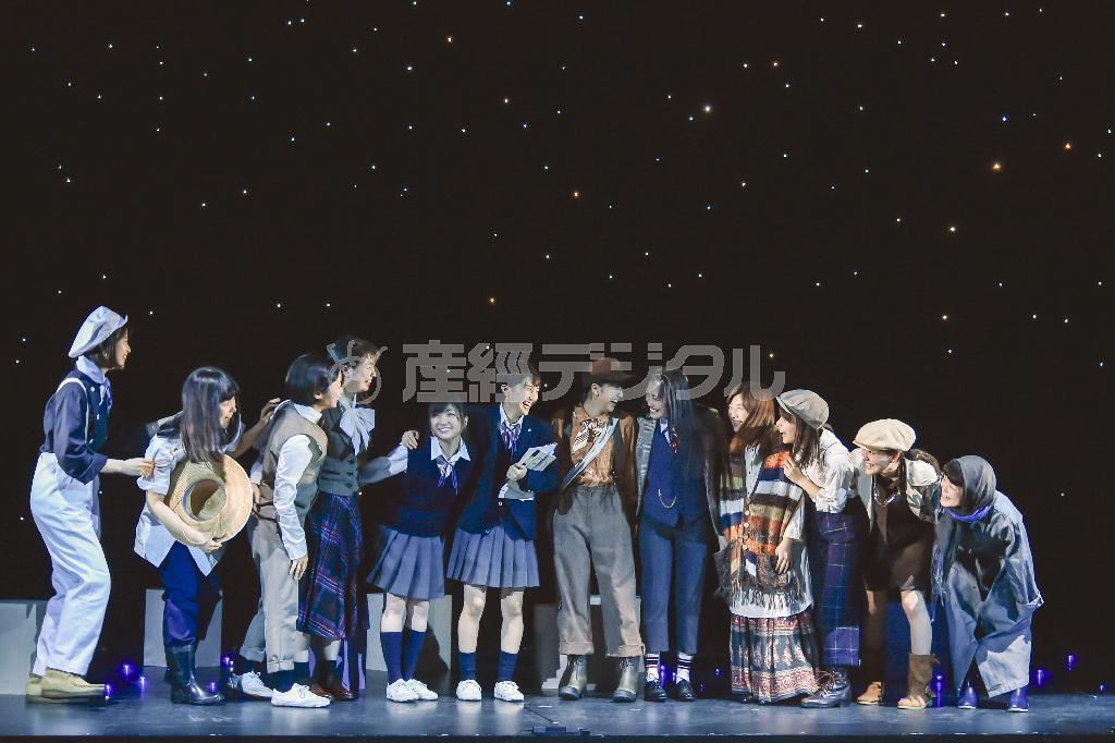 人気アイドル「モモイロクローバーＺ（ももクロ）」主演の舞台「幕が上がる」（本広克行演出）＝２０１５年４月３０日（阿部章仁さん撮影、提供写真）