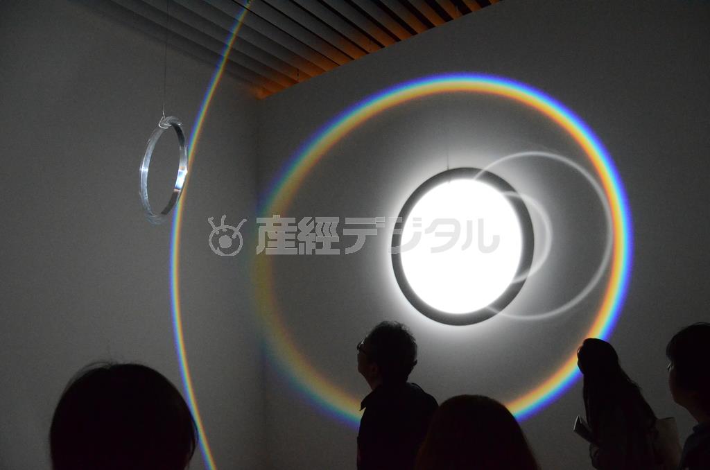 オラファー・エリアソン「丸い虹」（２００５年）＝２０１５年４月２４日、東京都港区（原圭介撮影）